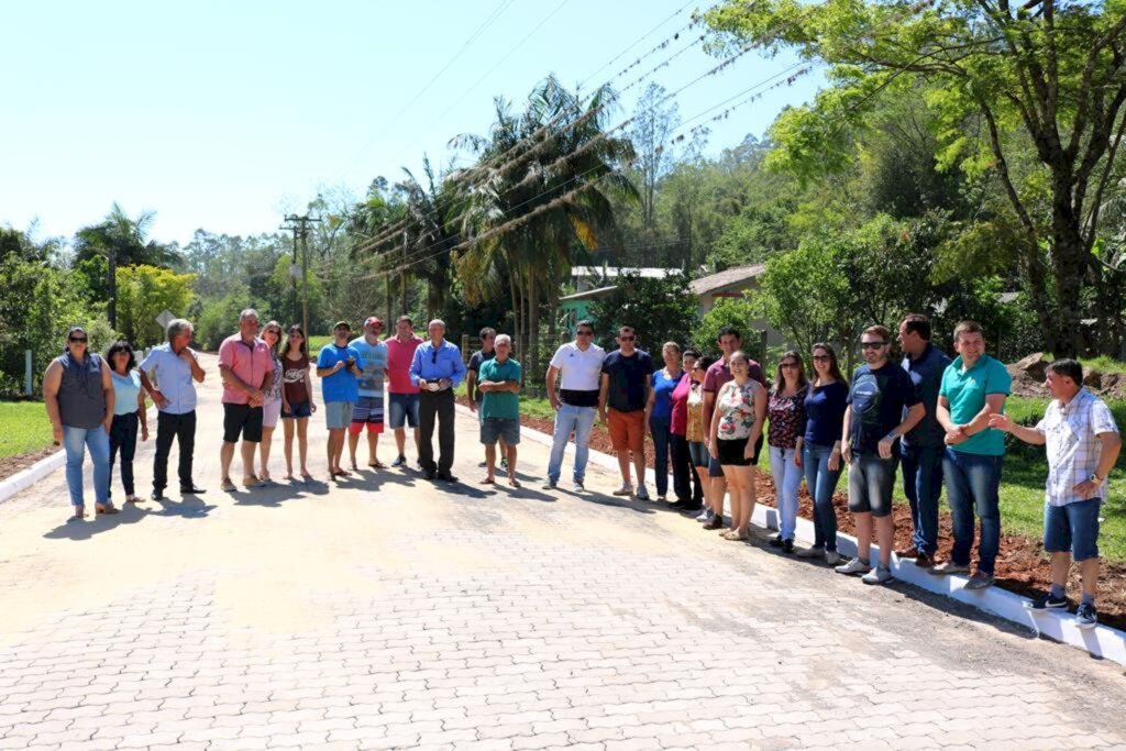 PREFEITURA INAUGURA PAVIMENTAÇÃO  NA COMUNIDADE DE MORRO DO FORNO
