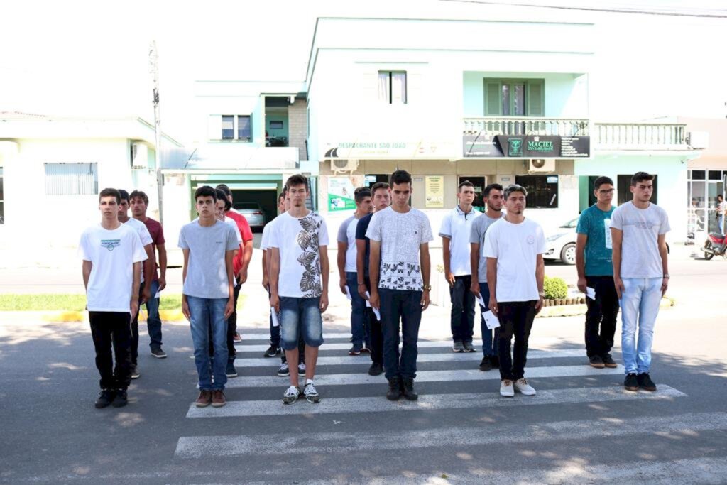 JOVENS RECEBEM DISPENSA DO SERVIÇO MILITAR EM SÃO JOÃO DO SUL