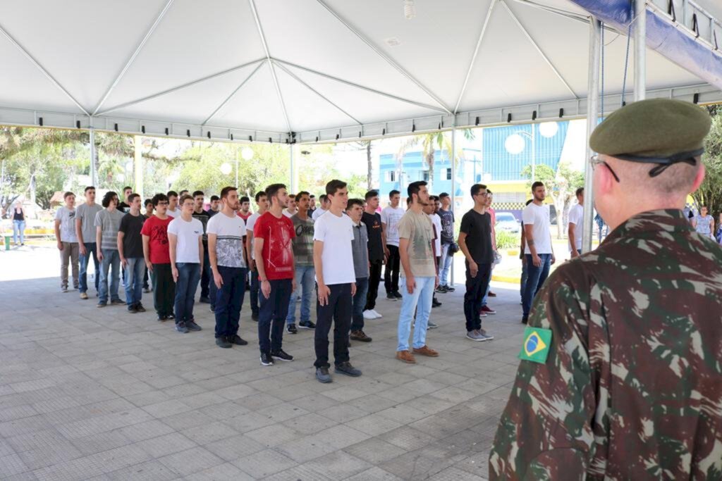 CINQUENTA JOVENS DE PRAIA GRANDE RECEBEM CERTIFICADOS DE DISPENSA DE INCORPORAÇÃO DO SERVIÇO MILITAR