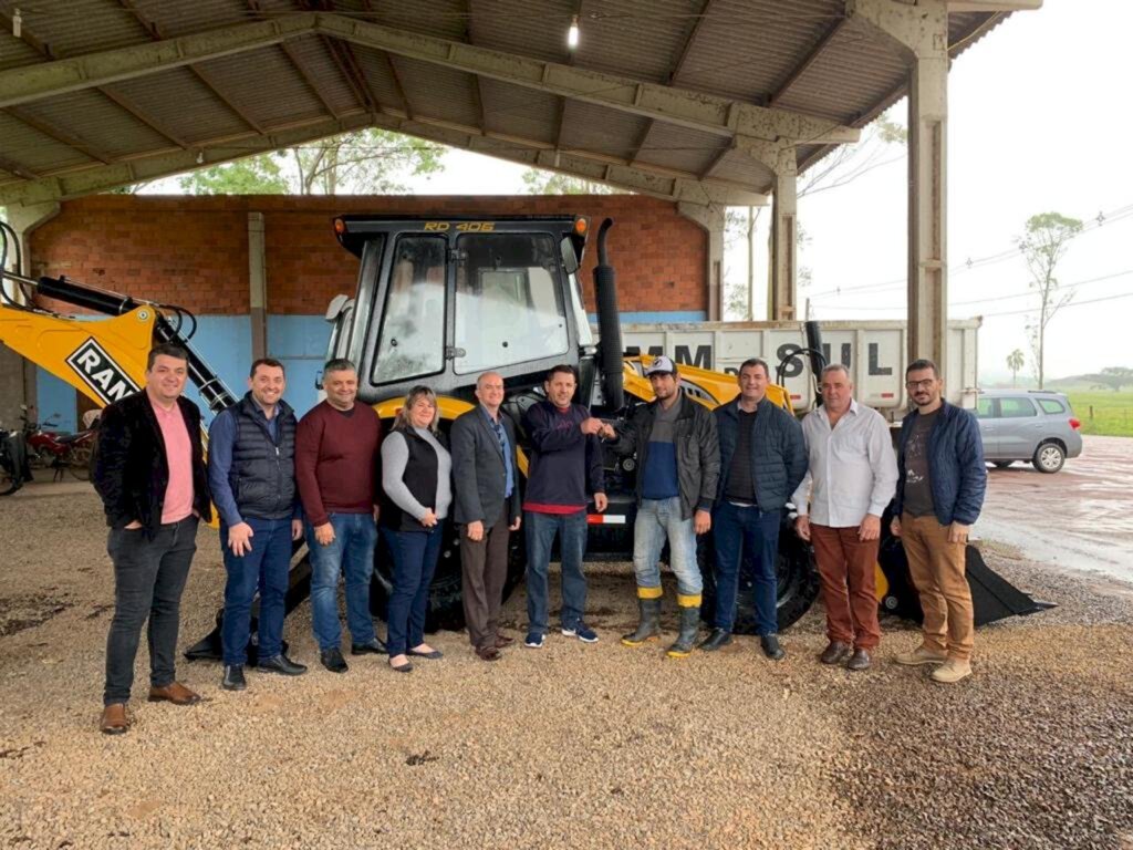 ADMINISTRAÇÃO DE MORRINHOS DO SUL ENTREGA RETRO ESCAVADEIRA PARA SECRETARIA DE AGRICULTURA